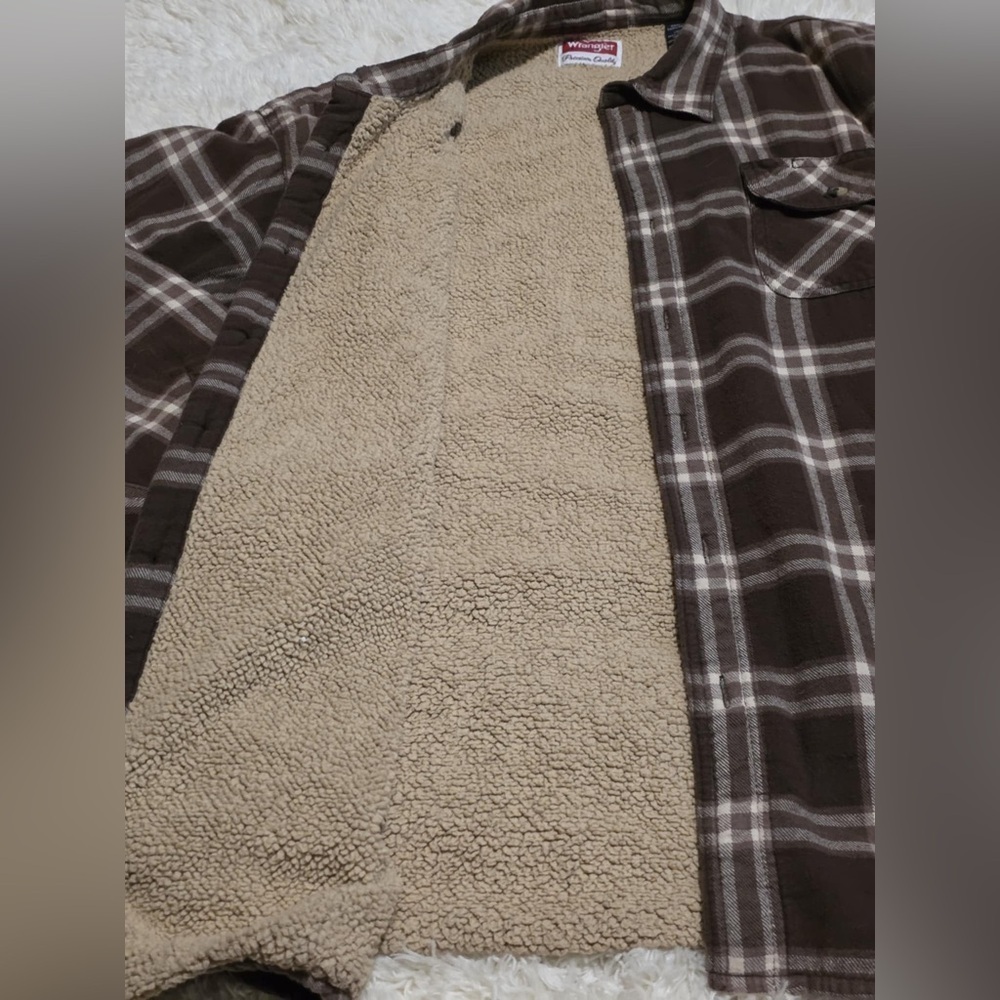 Wrangler Men’s Size XL Brown Checkered Shacket With Sherpa Lining EUC - Picture 2 of 8